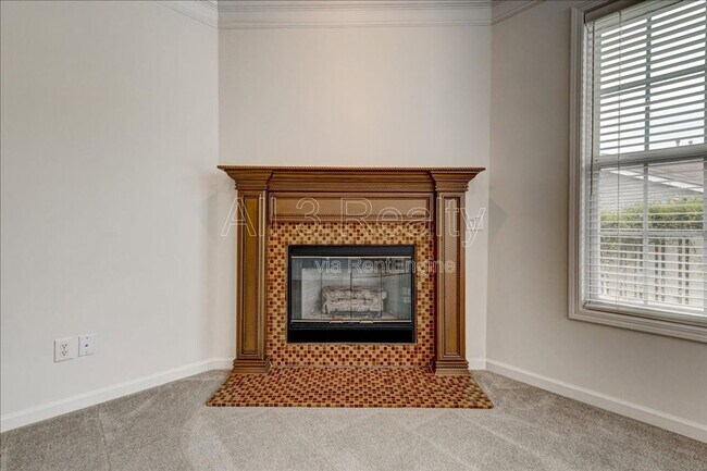 Building Photo - 1033 Pinehurst Dr