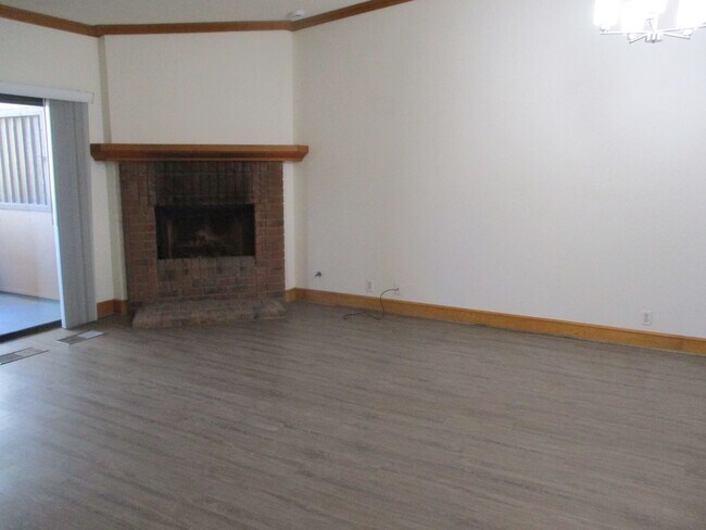 Building Photo - The Boardwalk in La Jolla 2 bdr 2 bath 3 floor!