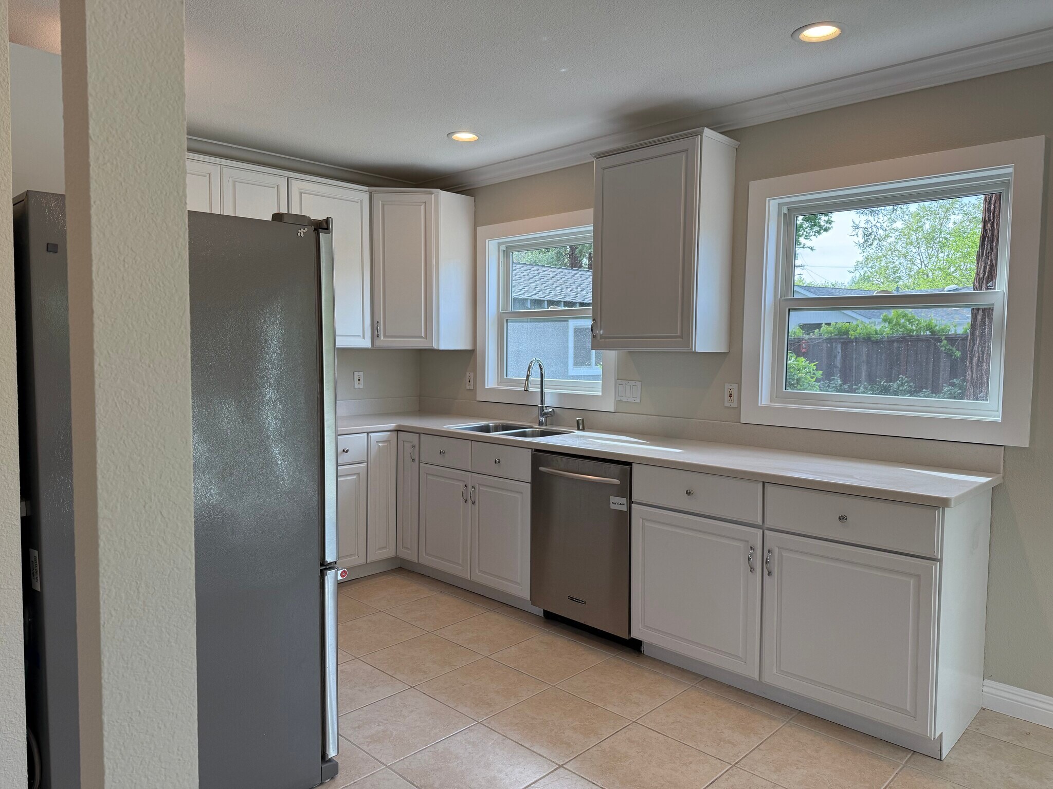 Building Photo - 3149 Rogers Ave