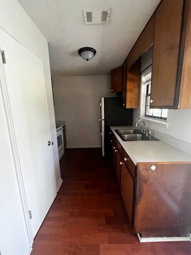 Building Photo - 2 Bedroom 1 Bath Duplex