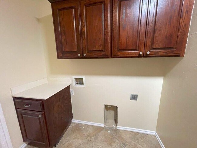 Building Photo - 3 bed plus office with storm shelter in Moore Schools!