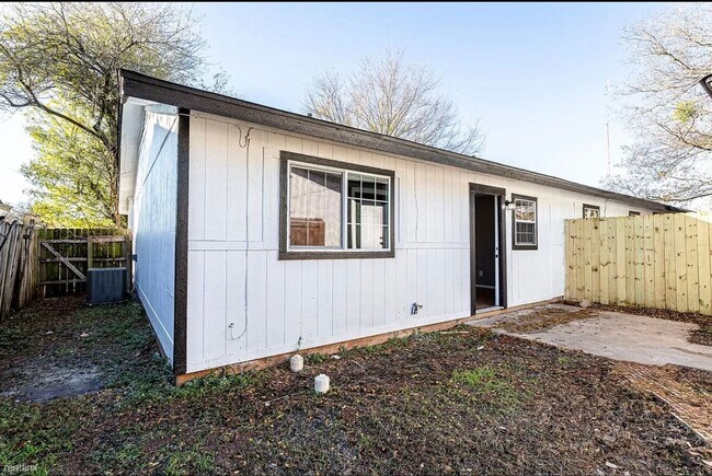 Building Photo - 4900 E Stassney Ln