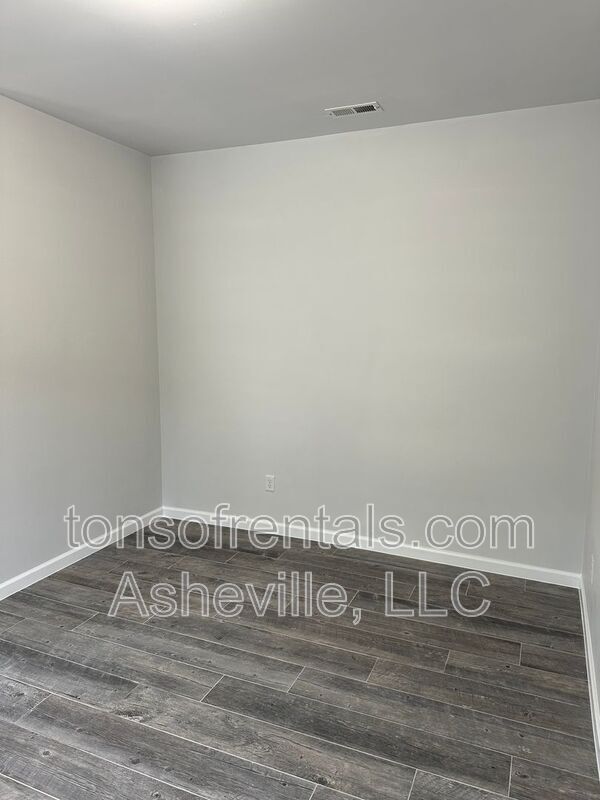 Building Photo - 33 Mallard Run Dr