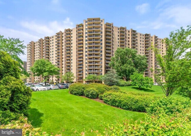 Building Photo - 203 Yoakum Pkwy