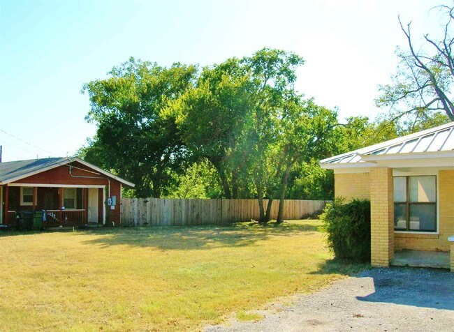 Building Photo - 802 S Vandeveer St