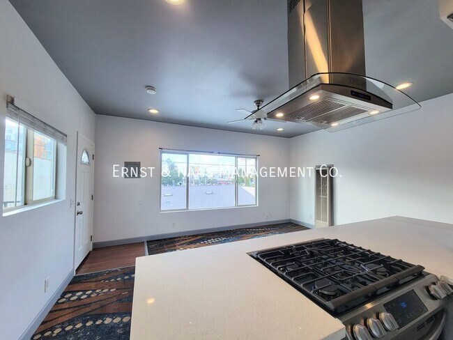 Building Photo - 934 E. Broadway-