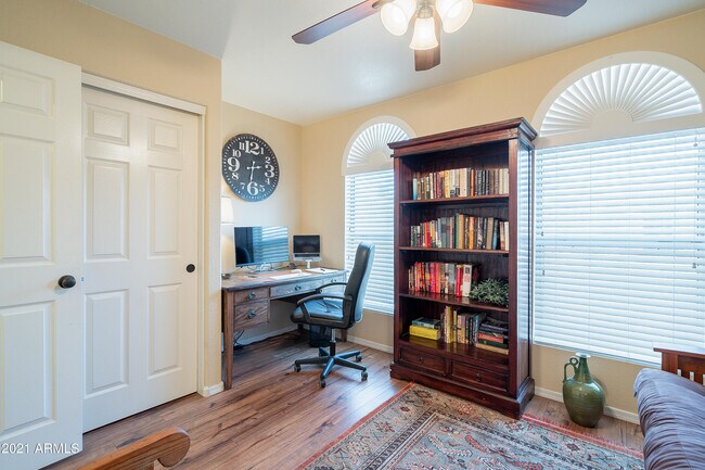 Building Photo - 1802 E Peach Tree Dr