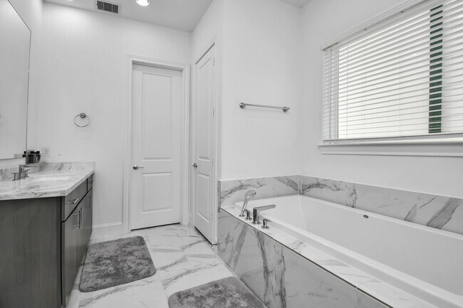 Building Photo - 3302 Timbergrove Heights St.