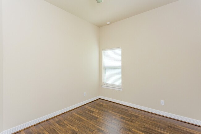 Building Photo - 6122 Garden Lakes Ln
