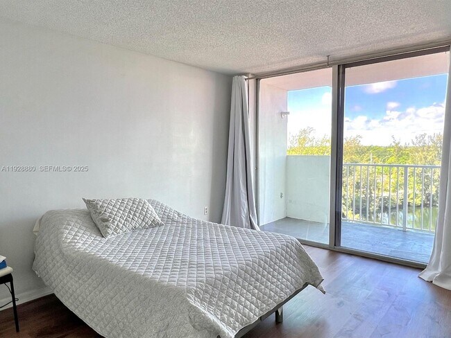 Building Photo - 1300 NE Miami Gardens Dr