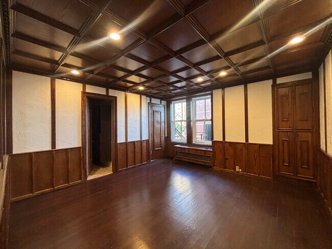 Building Photo - 5555 S Everett Ave