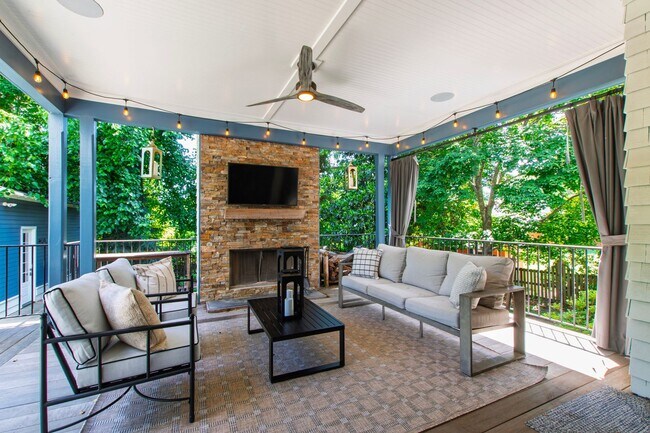 Building Photo - Custom Built 4BD, 4BA Home with Bonus Room...