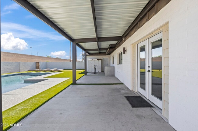 Building Photo - 2166 E Greenway Dr