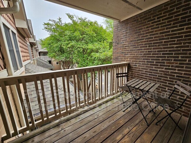 Building Photo - 333 Circle Ave