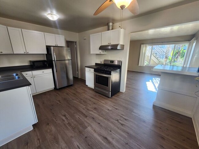 Building Photo - Spacious 2BR Duplex For Rent with a private patio/yard. Close to Sail Bay