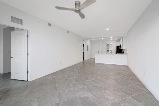 Building Photo - Wellen Park Golf and Country Club Annual Condo for Rent