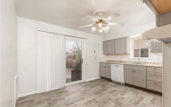 Building Photo - Beautiful spacious cape code move in ready!