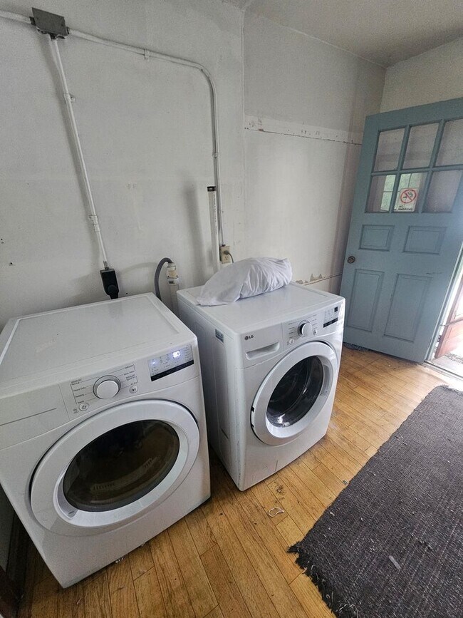 Building Photo - All Inclusive Furnished Studio Apartment