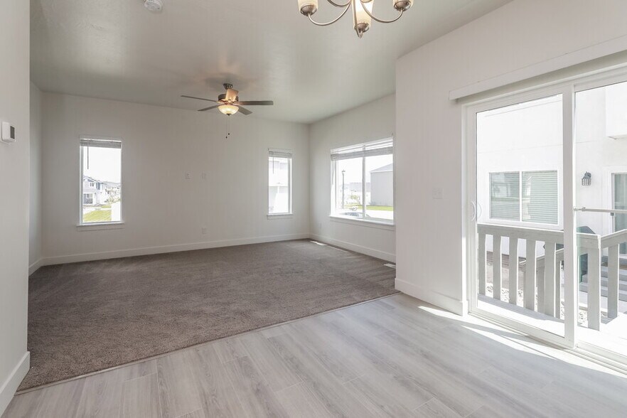 Building Photo - 4762 E Lk Cor Dr