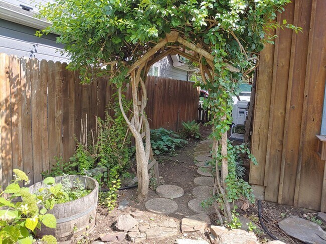 Building Photo - Fully Furnished Executive Sander's Beach Rental