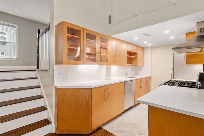 Building Photo - 420 Medford St