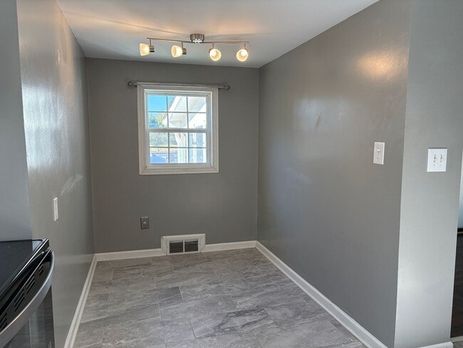 Building Photo - 4 Bedroom, 1 Bathroom House in Walkertown!