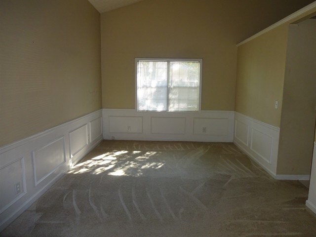 Building Photo - 875 Oaklen View Dr