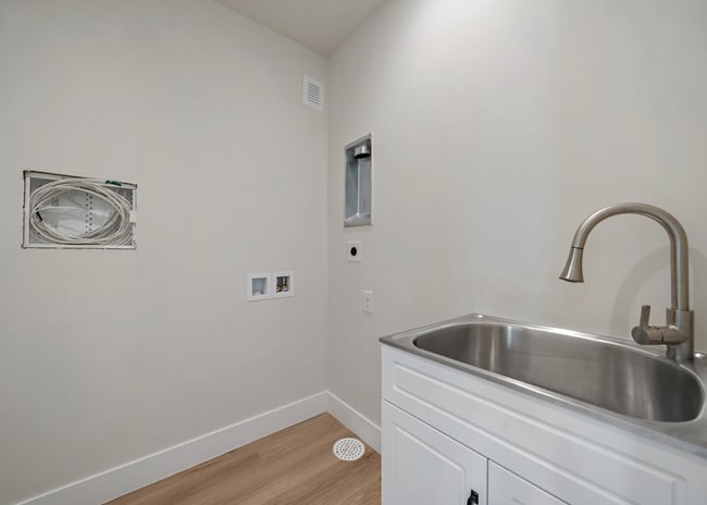 Building Photo - Luxurious New 2 bed 2.5 bath Townhome in S...
