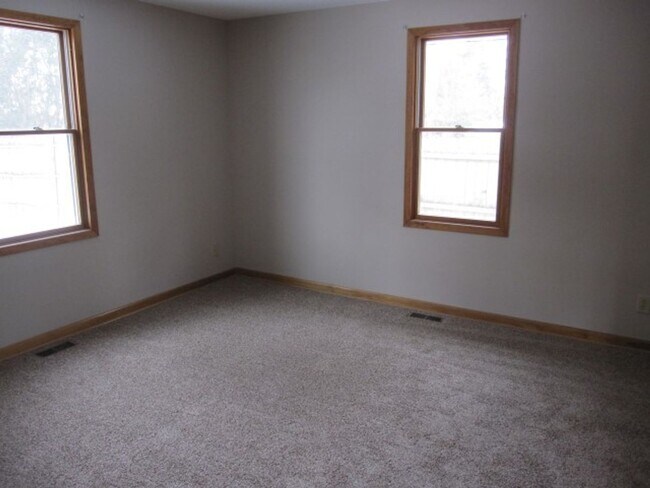 Building Photo - Great Home Near Schools And Shopping