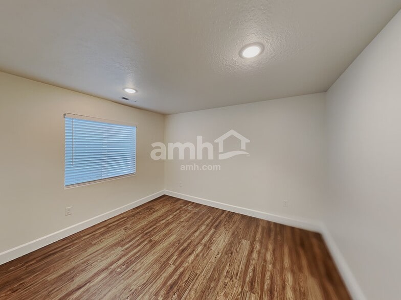 Building Photo - 2222 E Silverado Ln
