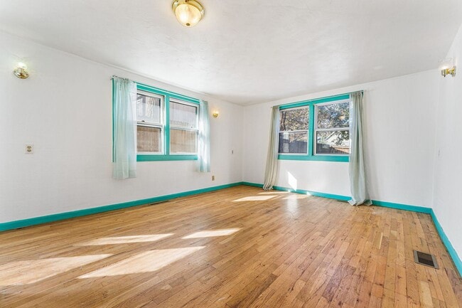 Building Photo - Old Town Lafayette Location! 4 bedrooms! Huge garage!