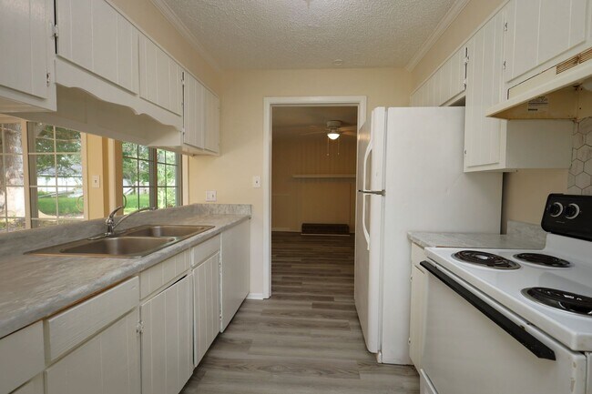 Building Photo - 2820 Kirkwood Cir