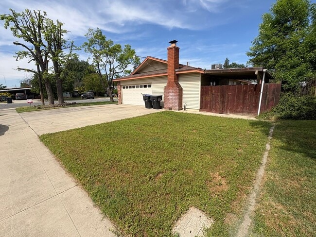 Building Photo - Corner lot home near Shopping Center Available Now!