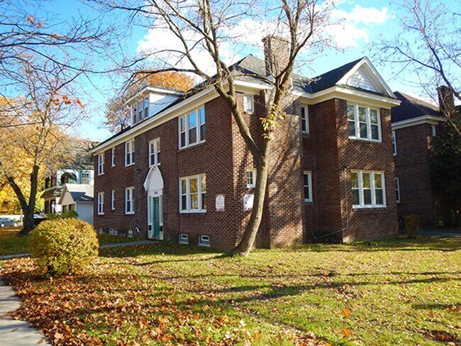 Building Photo - Available 6/1/26 Newly Renovated Spacious ...