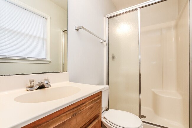 Building Photo - Embrace Convenience on Easy Street