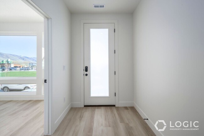 Building Photo - 1452 W Cook Ln