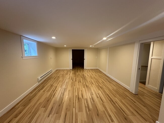 Building Photo - 1126 18th Ave E