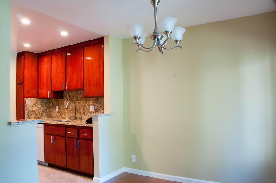 Dining area - 905 W Middlefield Rd