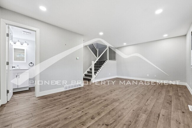 Building Photo - Spacious Townhouse with Washer/Dryer and Central AC