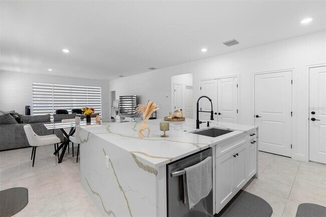 Building Photo - 4911 Shady Pnes Dr