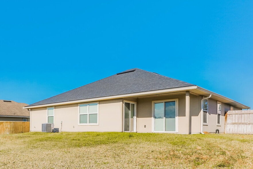 Building Photo - 3163 Pine Haven Dr