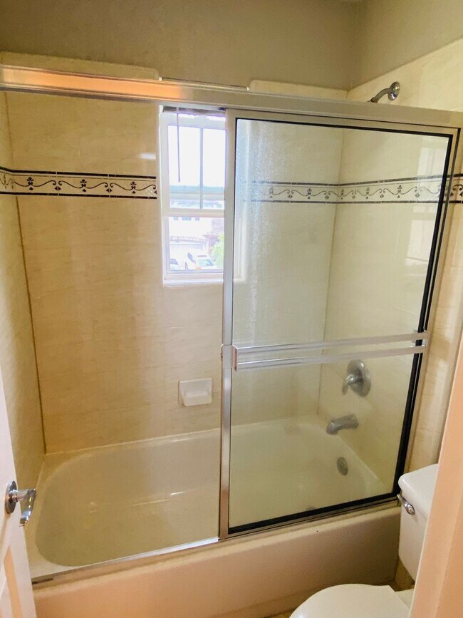 Building Photo - Spacious Encinitas home with open layout, upgraded kitchen, and private backyard