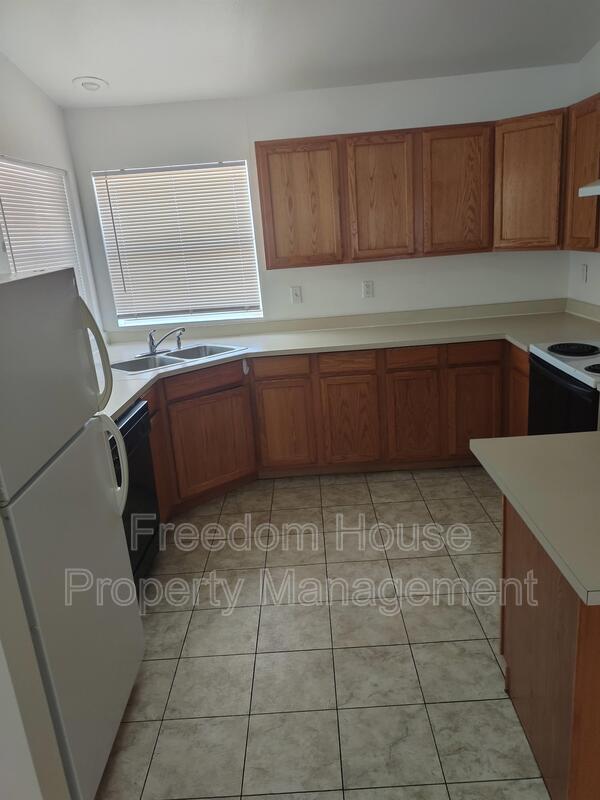 Building Photo - 2341 E Calvada Blvd
