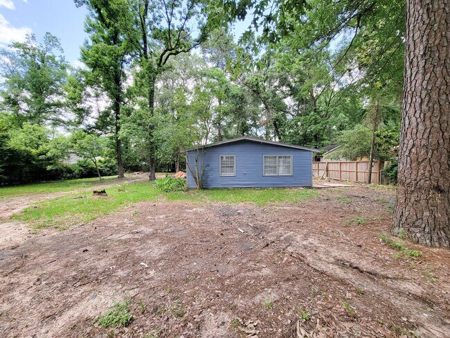 Building Photo - REMODELED AND UPDATED 4 BEDROOM 2 BATH LEA...