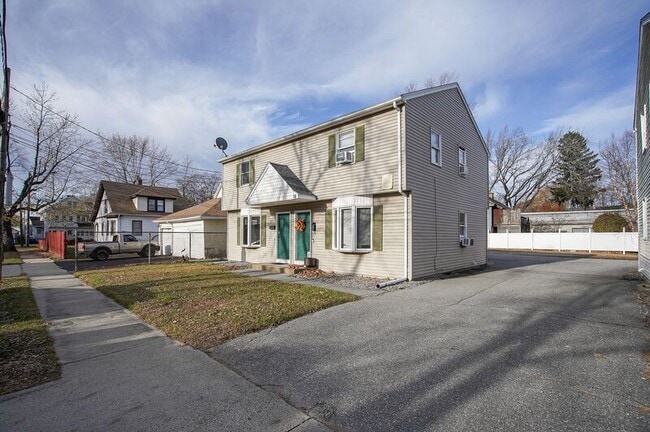 Building Photo - 14 Gold St