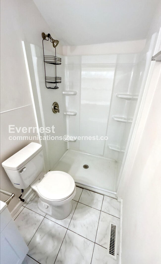 Building Photo - Cozy Charm with Modern Comforts / 3 Bed & 1 Bath / Section 8 Accepted / Available Now!