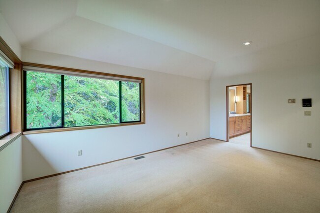 Building Photo - 5bd/3.5ba Bellevue Home