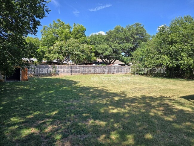Building Photo - 313 Travis Ln