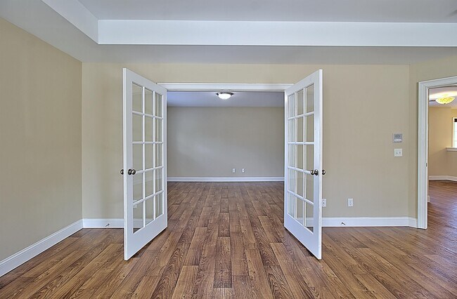 Building Photo - 41 E Clay St