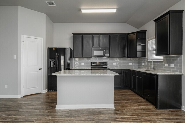 Building Photo - 611 Hollyhock Dr